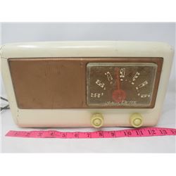 ELECTRIC RADIO (NORTHERN ELECTRIC) *VINTAGE* (CASE IS CRACKED)