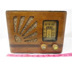 ELECTRIC RADIO (VIKING, WOOD CABNET) *KNOBS LOOSE*