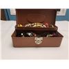 Image 2 : TACKLE BOX *C/W ASSORTED VINTAGE LURES*