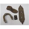 Image 1 : LOT OF 3 (SHOE LASS, HORSE SHOE & CAST DOOR PLATE)