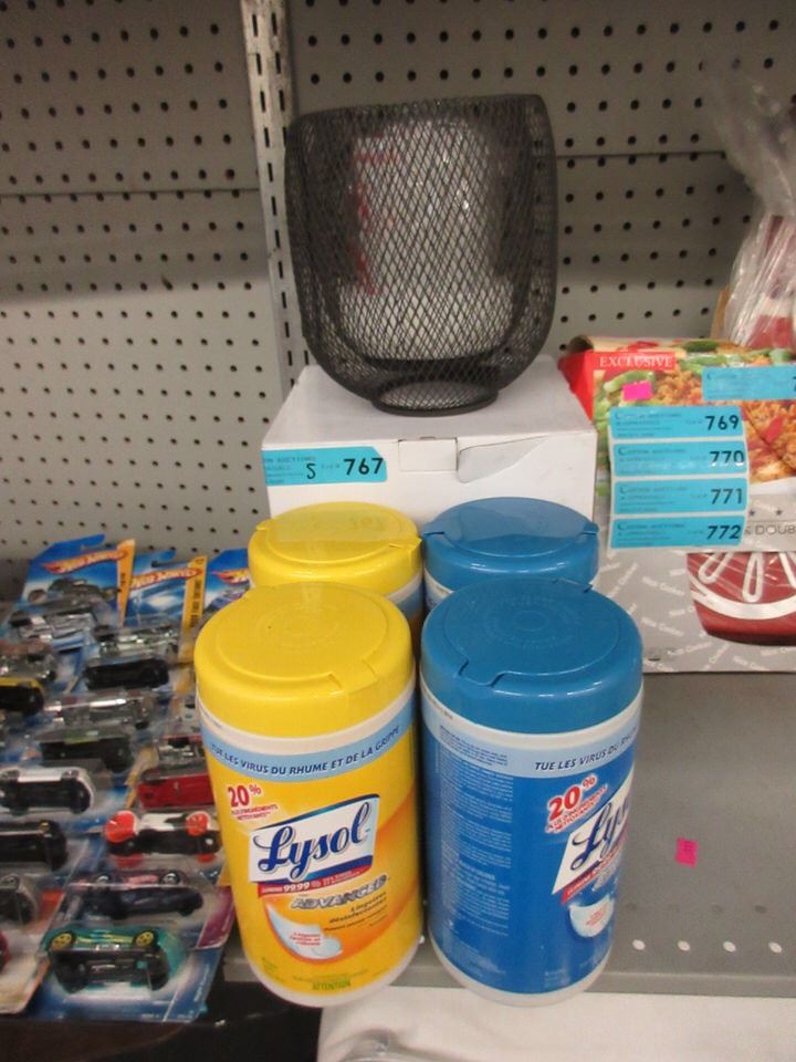Ultrasonic Diffuser & 4 Containers of Lysol Wipes
