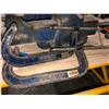 Image 2 : 2 blue metal clamps with Irwin 6" bench vise