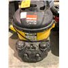 Image 2 : 2 commercial shop vacs (1 contractor & 1 large drywall vac with tub of hoses