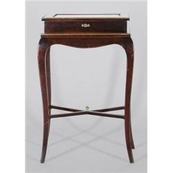 Ékszeres vitrinasztal