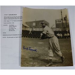 BUCK LEONARD AUTOGRAPHED 8X10 PICTURE.