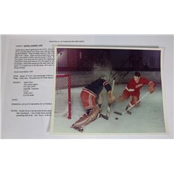 GORDIE HOWE AUTOGRAPHED 8X10 PICTURE.