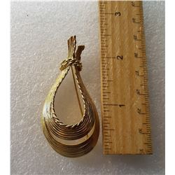 VINTAGE GOLD TONE BROOCH MEASURING 2.5" IN LENGTH