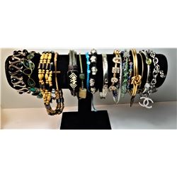 LOT OF 16 ASSORTED BRACELETS INCLUDING BANGLES,