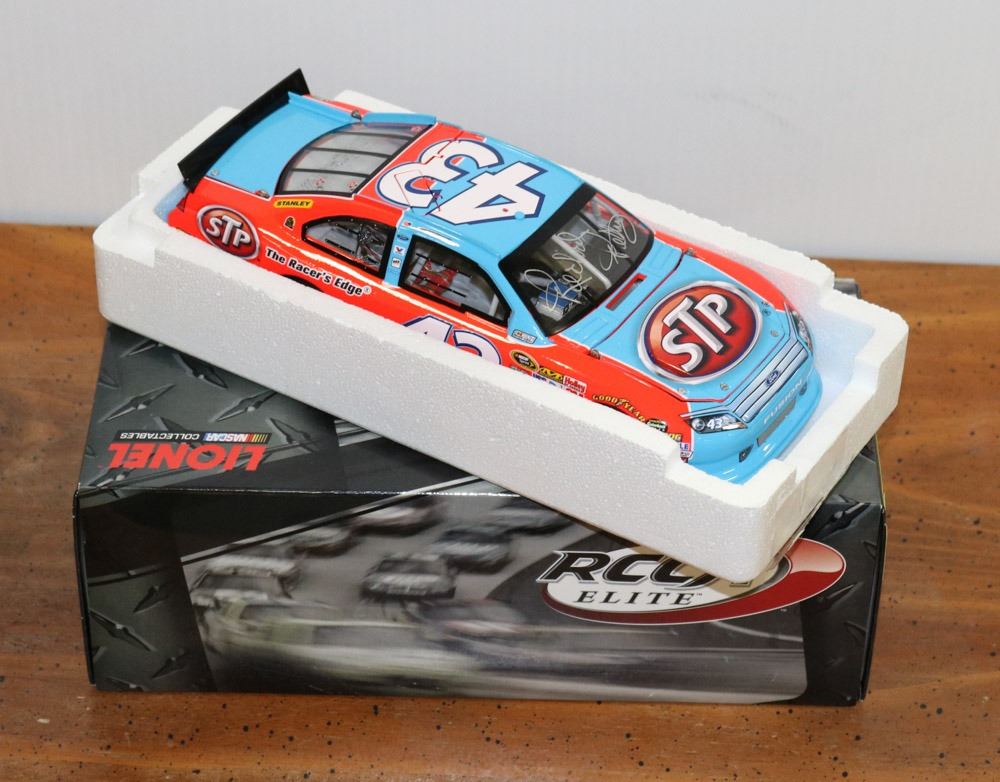 RICHARD PETTY 124 AUTOGRAPHED RCCA ELITE DIECAST. Kastner Auctions