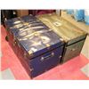 Image 1 : 2 STORAGE TRUNKS.
