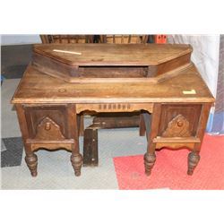 ANTIQUE WOOD DESK/DRESSING TABLE.