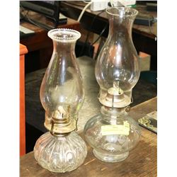 PAIR OF VINTAGE OIL LAMPS.
