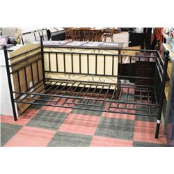 COMPLETE DAYBED, BLACK RAILS.