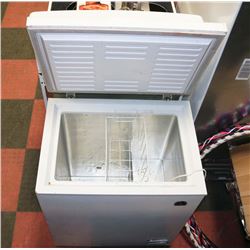 APARTMENT IGLOO FREEZER 5.2 CUBIC FEET, 115V,
