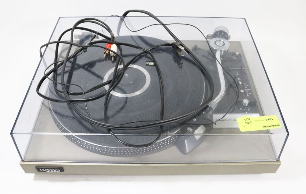 TECHNIQUES RECORD PLAYER WITH NEEDLE