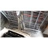 Image 2 : 4 LENGTHS OF CAGE W/ STANDS AND DISPLAY ARMS