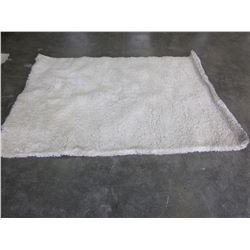 5FT WHITE SHAG AREA RUG