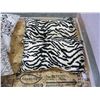 Image 2 : LOT OF THROW PILLOWS