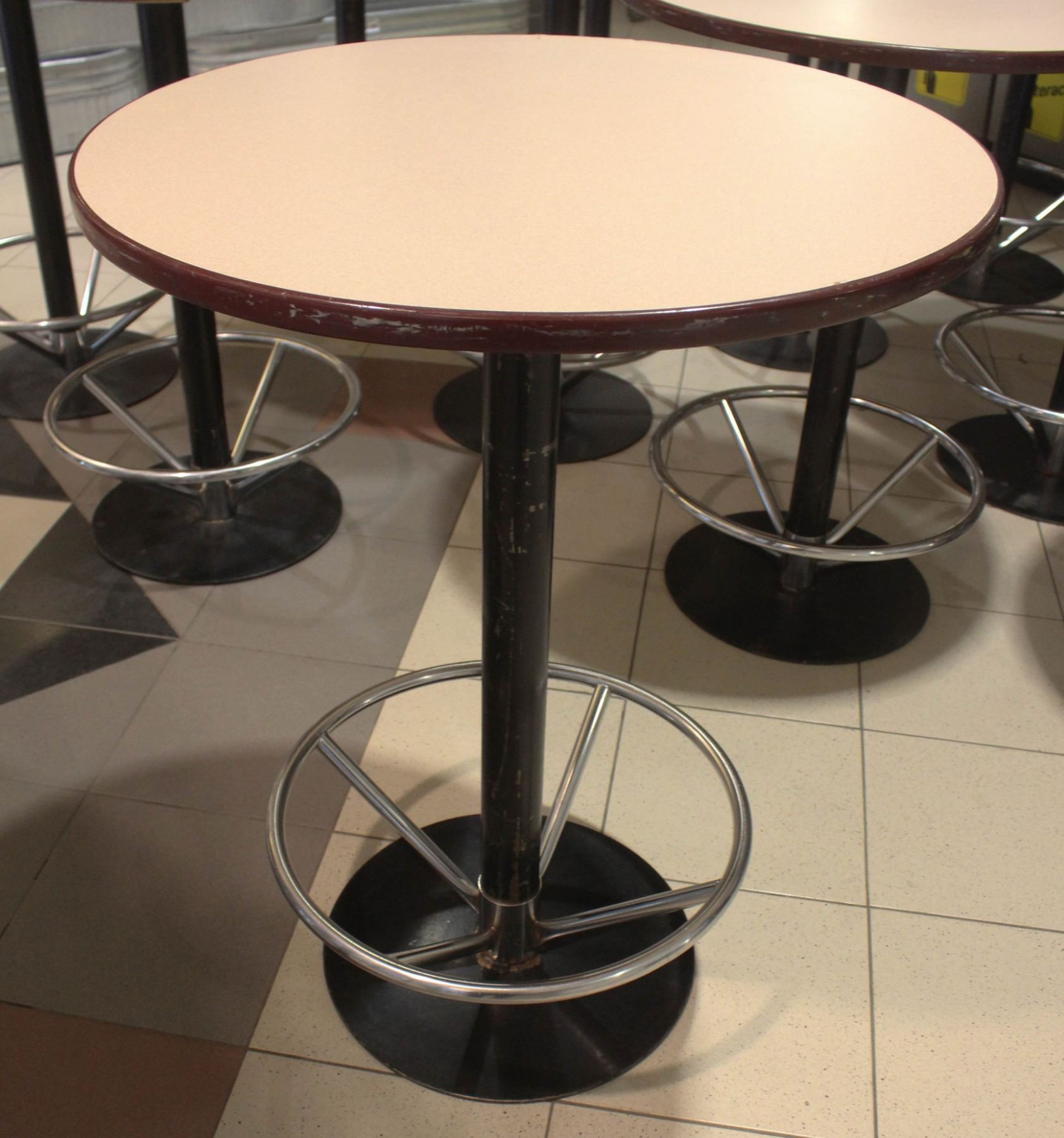 31" ROUND BLACK BASE BAR TABLE W/ FOOT RAIL