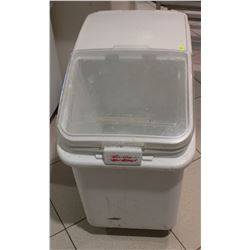 RUBBERMAID DRY INGREDIENT BIN ON CASTORS