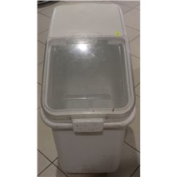 RUBBERMAID DRY INGREDIENT BIN ON CASTORS