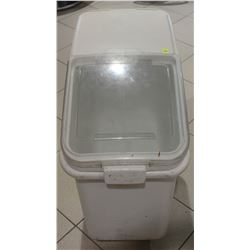 RUBBERMAID DRY INGREDIENT BIN ON CASTORS