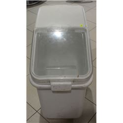 RUBBERMAID DRY INGREDIENT BIN ON CASTORS