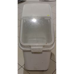 RUBBERMAID DRY INGREDIENT BIN ON CASTORS