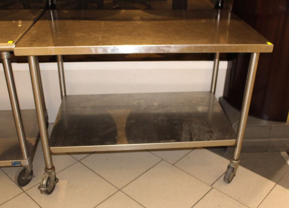 STAINLESS STEEL TABLE ON CASTORS