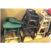 Image 1 : GROUP OF 5 RUBBERMAID PLASTIC HIGHCHAIRS