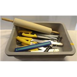 BUS TRAY WITH MANY ASSORTED COMMERCIAL KITCHEN