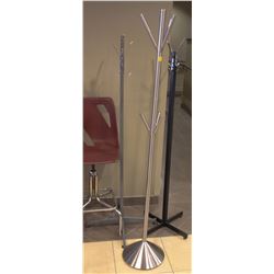 LOT WITH 3 COAT HANGERS, 3 STOOLS 1 PLASTIC CHAIR