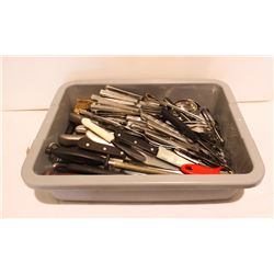 BUS TRAY WITH ASSORTED STEAK KNIVES, STAINLESS