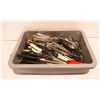Image 1 : BUS TRAY WITH ASSORTED STEAK KNIVES, STAINLESS