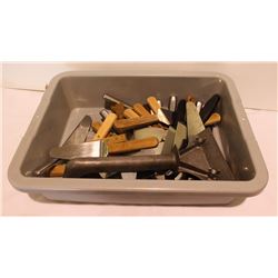 BUS TRAY WITH ASSORTED SERVING SPATULAS, GRIDDLE