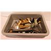 Image 1 : BUS TRAY WITH ASSORTED SERVING SPATULAS, GRIDDLE