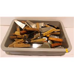 BUS TRAY WITH ASSORTED SERVING SPATULAS