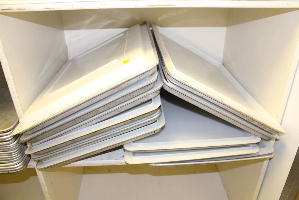11 FULL SIZE ALUMINUM BAKING SHEETS WITH LIDS Kastner Auctions
