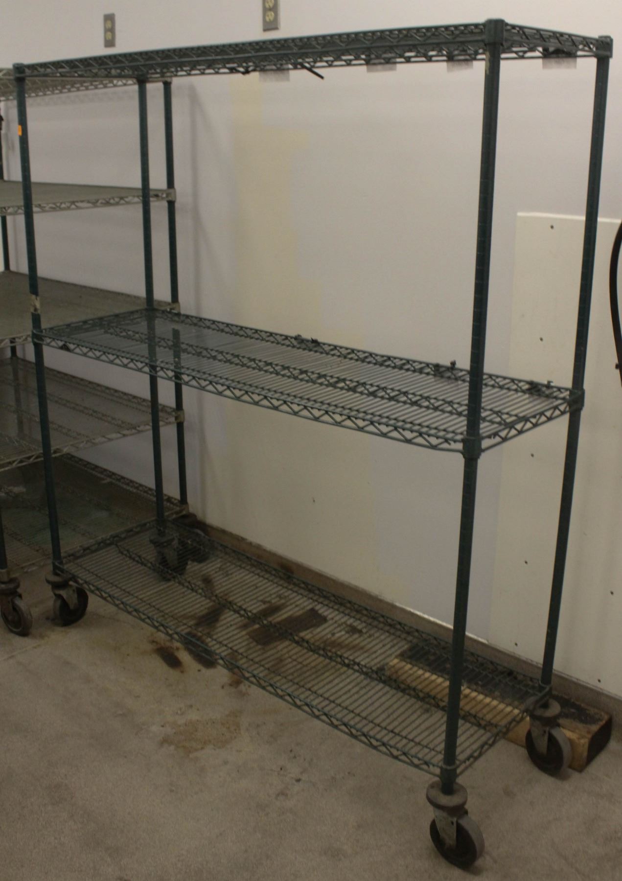 3 TIER COMMERCIAL GREEN WIRE RACK ON CASTORS