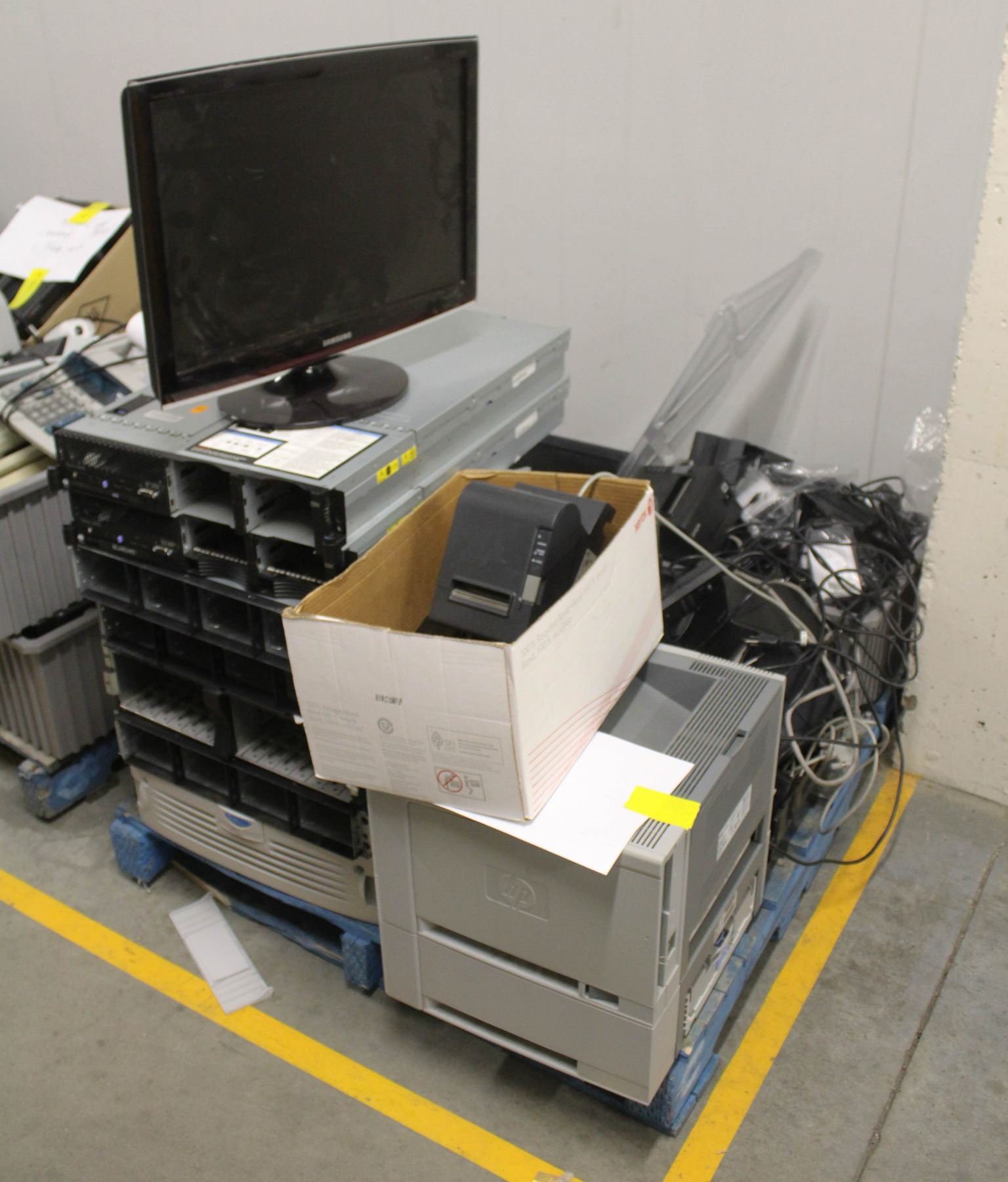 PALLET OF ASSORTED ELECTRONICS INCLUDING Kastner Auctions