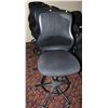 Image 1 : 4 SWIVELING MESH BACK OFFICE CHAIRS