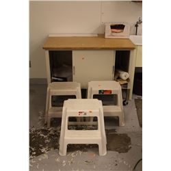 2 METAL STORAGE CABINET ON WHEEL & 3 PLASTIC STEPS