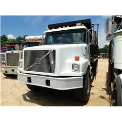 1996 VOLVO DUMP TRUCK, VIN/SN:4V5JCBPF2TR844879 - TRI-AXLE, CUMMINS M-11 ENGINE, 10 SPEED TRANS, 46K