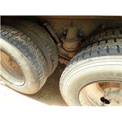 2001 WESTERN STAR 4964FX DUMP TRUCK, VIN/SN:2WLPCD3JX1K968704 - TRI-AXLE, 475HP CAT C-15 ENGINE, 10 