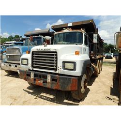 1993 MACK RD690S DUMP TRUCK, VIN/SN:1M2P264C4PM013915 - TRI-AXLE, DIESEL ENGINE, 7 SPEED TRANS, 44K 