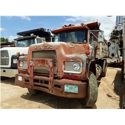 1982 MACK R688ST DUMP TRUCK, VIN/SN:1M2N179C5CA078650 - T/A, MACK DIESEL ENGINE, 6 SPD TRANS, 14' DU