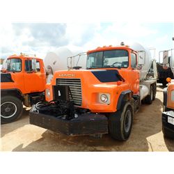 2001 MACK DM690S CONCRETE TRUCK, VIN/SN:1M2B209C81M028120 - T/A, 300HP MACK EM7 ENGINE, 8 SPD TRANS,