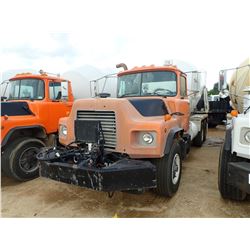 2001 MACK DM690S CONCRETE TRUCK, VIN/SN:1M2B209CX1M027681 - T/A, 300HP MACK EM7 ENGINE, 8 SPD TRANS,