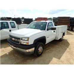 2005 CHEVROLET 3500 SERVICE TRUCK, VIN/SN:1GBJC34U45E320558 - V8 GAS, A/T, KNAPHEIDE SERVICE BODY, A