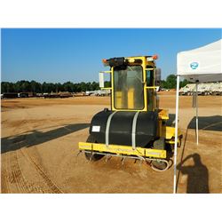 2004 SUPERIOR DT80J BROOM, VIN/SN:804063 - CAB, A/C, METER READING 1,391 HOURS